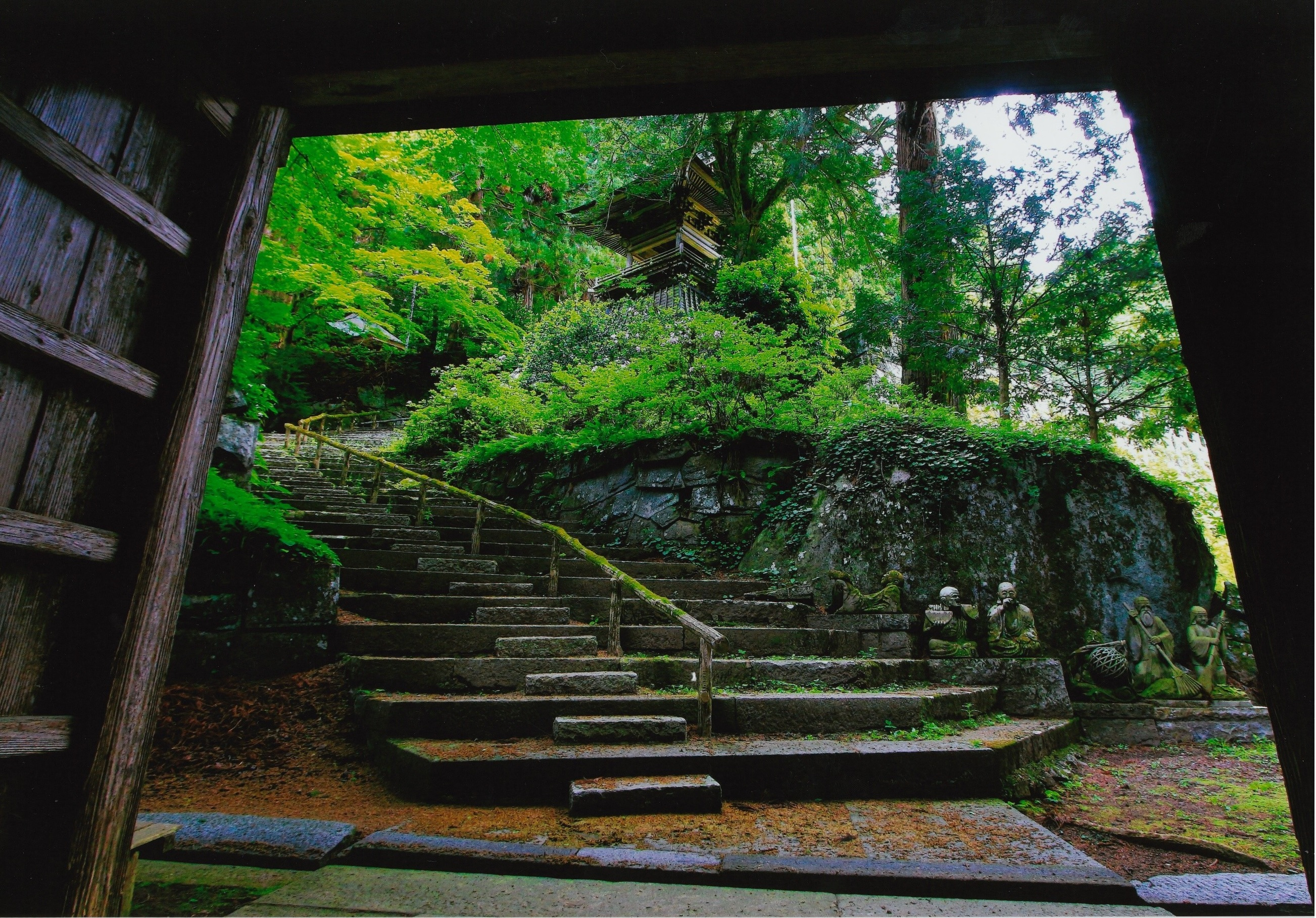 03 R7フォトコン【一般】優秀賞「仁王門の先」鈴木達也